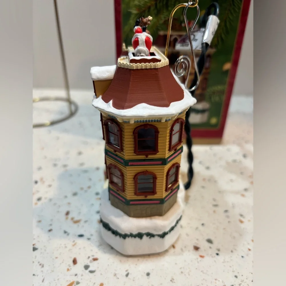 Vintage 2001 Hallmark Keepsake Ornament “Up on the Housetop”‎ magic ornament